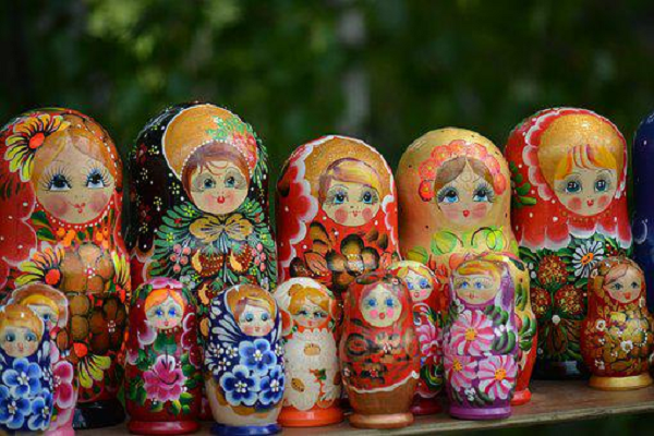 Poupée russe: cérémonie de mariage